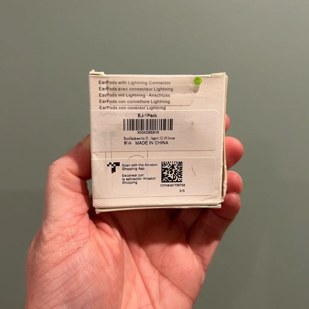 ✨BNWT - Apple EarPods with Lightning Connector✨